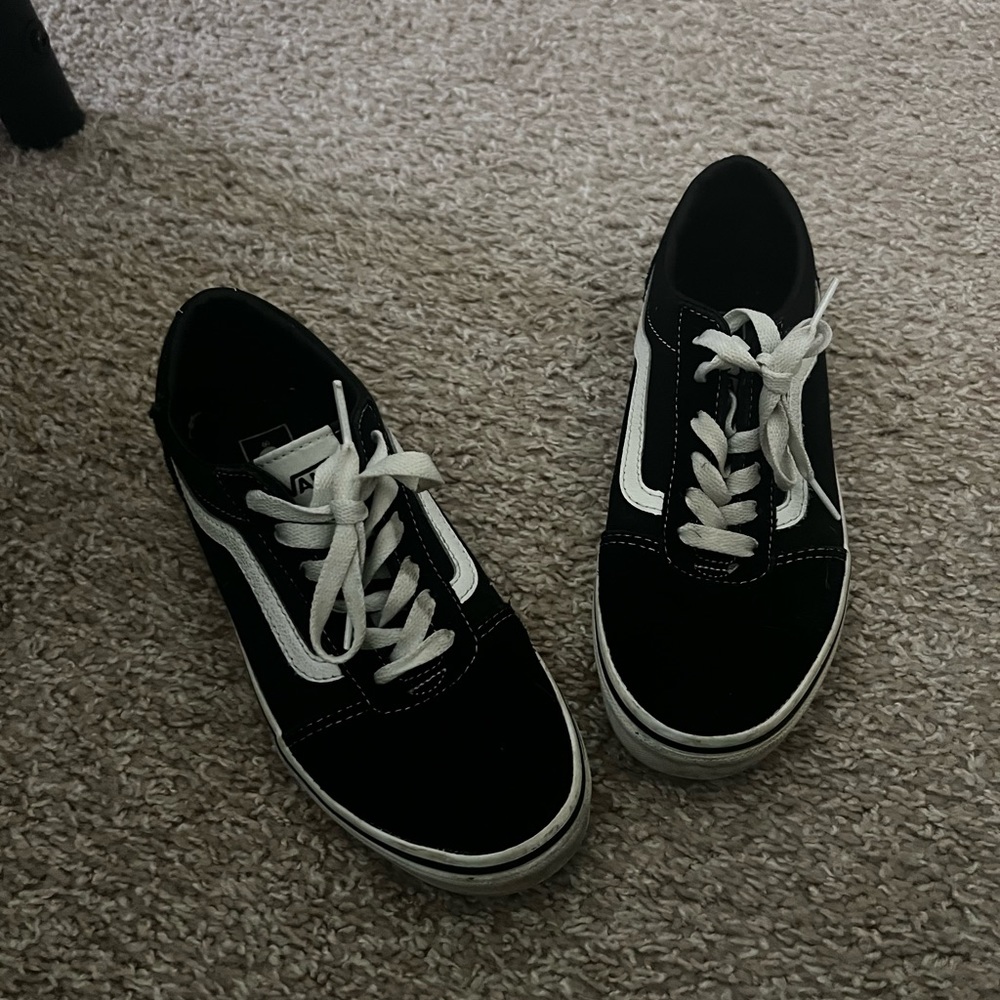 Men’s size 4 / women’s 5 black vans great condition